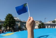 «Символ народу та боротьби за Крим». Як відзначають День кримськотатарського прапора всупереч заборонам Росії
