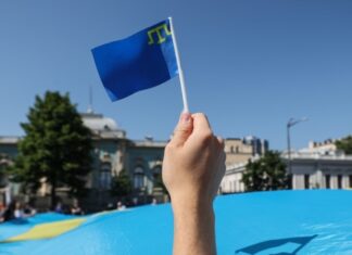 «Символ народу та боротьби за Крим». Як відзначають День кримськотатарського прапора всупереч заборонам Росії