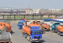 «Військові вантажі змішують із мирним потоком». Як Росія ховає бензовози для Криму від українських дронів