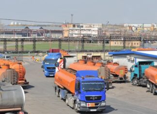 «Військові вантажі змішують із мирним потоком». Як Росія ховає бензовози для Криму від українських дронів