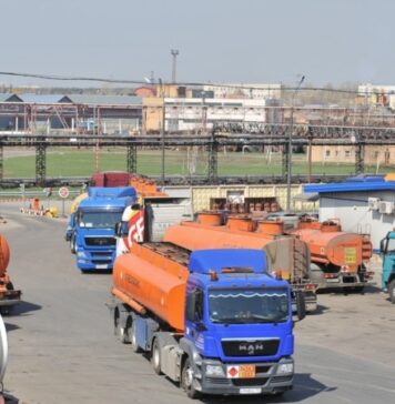 «Військові вантажі змішують із мирним потоком». Як Росія ховає бензовози для Криму від українських дронів