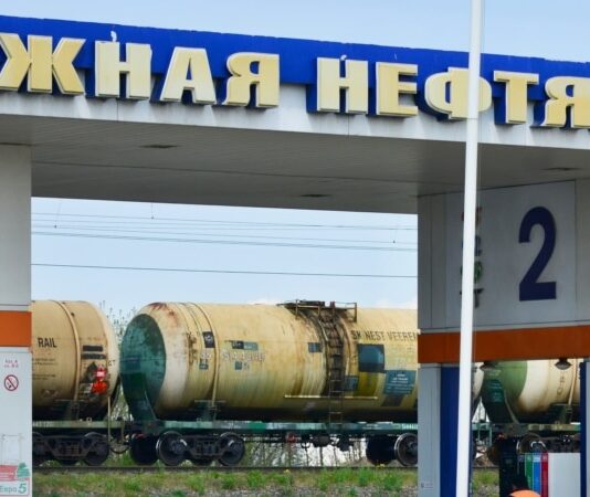 Стеження, списки та 20 літрів у бак: кримчанам стало складніше шукати бензин у Краснодарському краї РФ