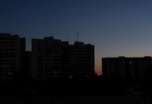 «За чутками, нам вмикають світло, але ми повністю знеструмлені». У Криму переслідують за скарги на енергокризу