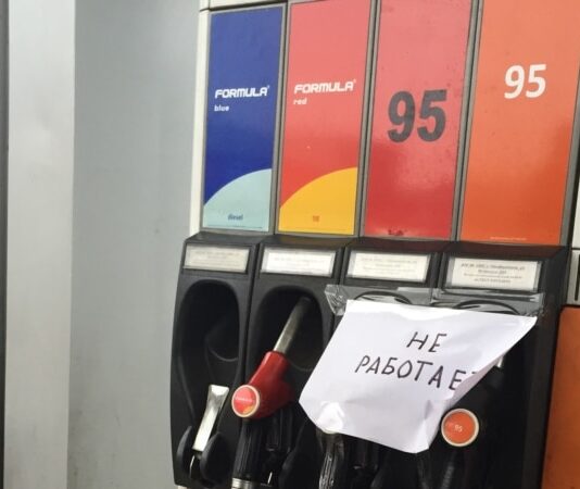 Бензин буде «через 30 днів» чи «два тижні»? Що обіцяли кримчанам за місяць паливної кризи