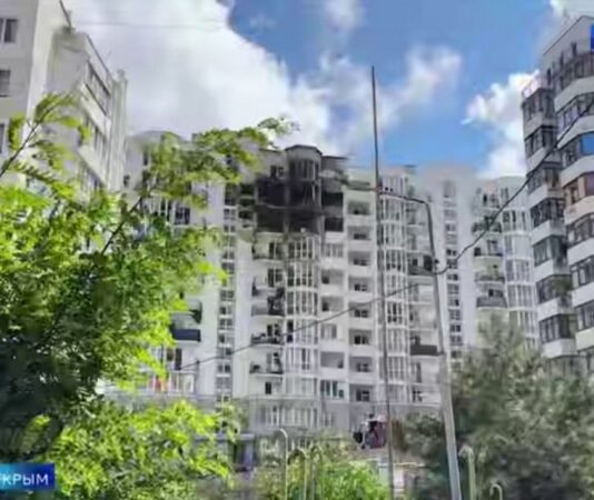 «Приліт» по багатоповерхівці в Ялті. Український дрон міг долетіти до співробітників ФСО Росії