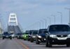 Уночі в Керчі пролунала серія вибухів, перекривався рух Керченським мостом