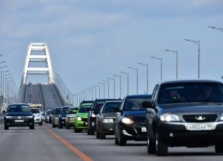 Уночі в Керчі пролунала серія вибухів, перекривався рух Керченським мостом