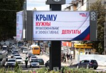 «Щасливі» люди на тлі порожніх бензоколонок». Як анексований Крим під час кризи готують до незаконних виборів до Державної думи Росії