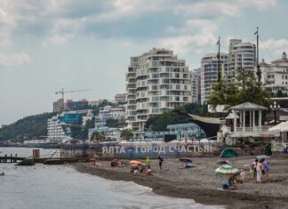 «Будинки без світла, а будівництвам віддають потужності». Російські проєкти позбавляють електрики жителів Криму?