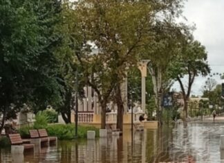 «У нас потоп – владі байдуже»: як Євпаторія стає «підводним містом» (фото та відео)