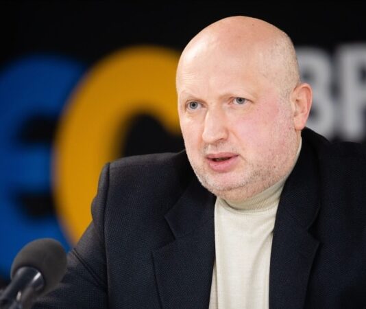 Турчинов заявив, що під час анексії Криму на бік Росії перейшли 99% співробітників міліції та 90% працівників СБУ