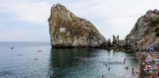 ЗМІ: російська влада не ремонтуватиме аварійні сходи на скелі Діва в Сімеїзі