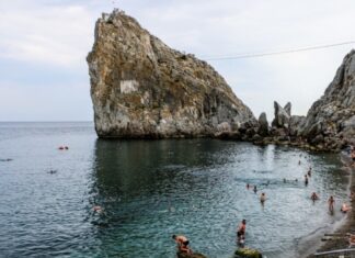 ЗМІ: російська влада не ремонтуватиме аварійні сходи на скелі Діва в Сімеїзі