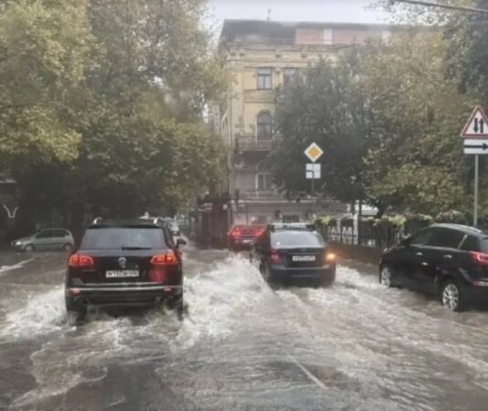 Потоп та евакуація на ПБК: усе, що відомо про наслідки шторму в Криму (ФОТО)