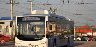 У Ялті річка затопила тролейбусний парк