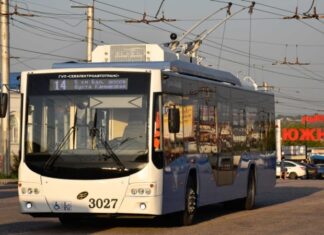 У Ялті річка затопила тролейбусний парк